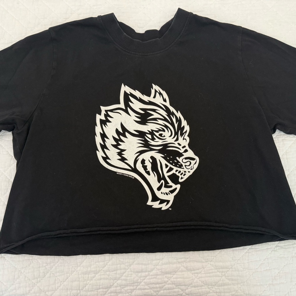 Black Cropped T-Shirt with Wolf Graphic🐺